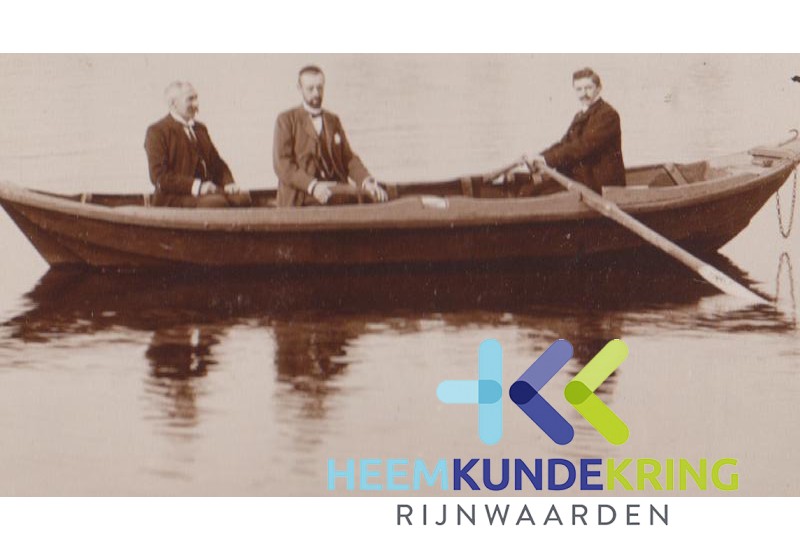 br 87 drie man in een roeiboot